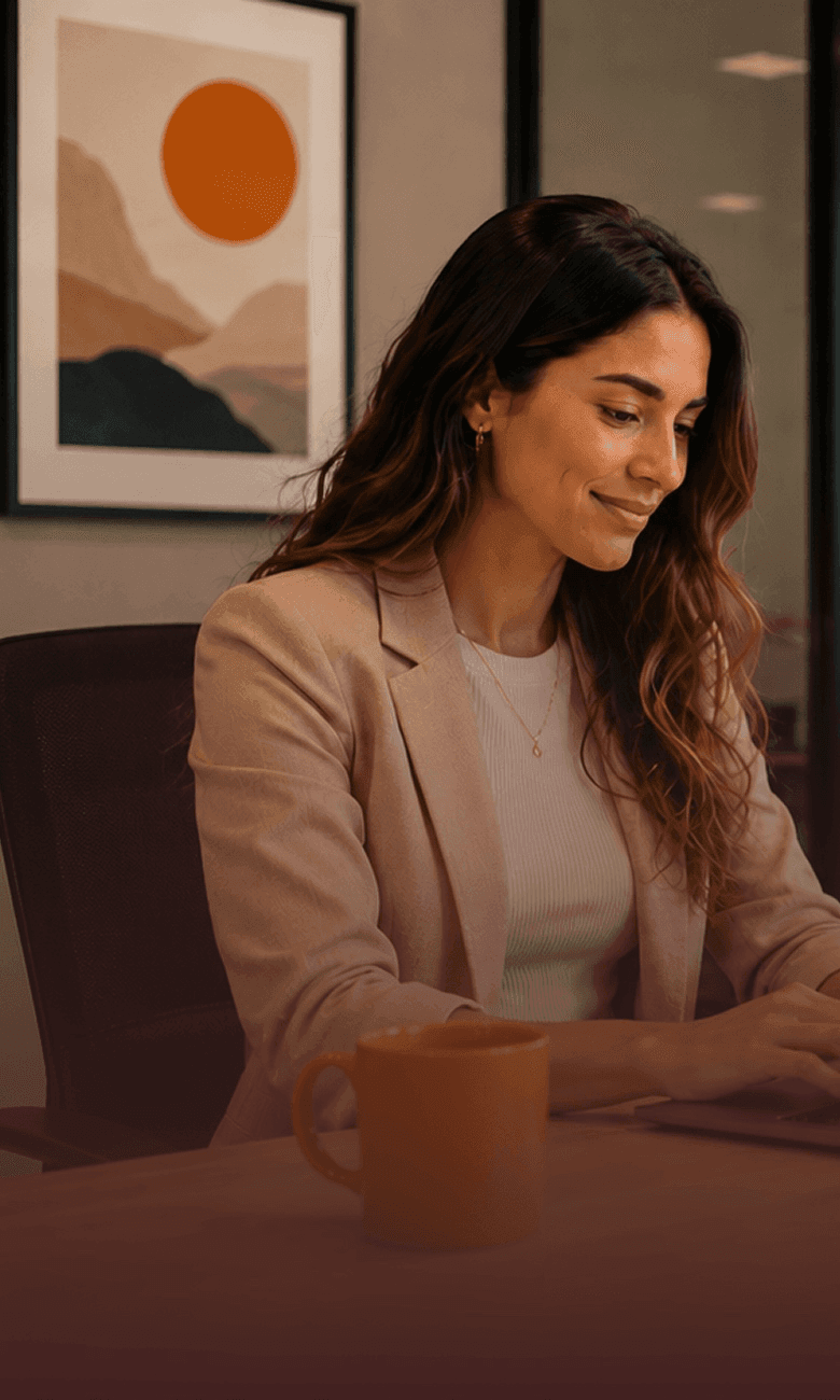 Entrepreneur managing her own affiliate program on Lomadee
