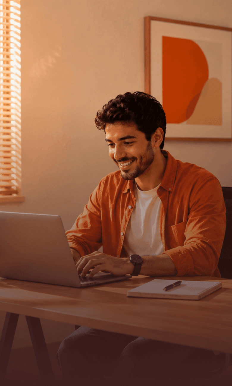 Pessoa trabalhando em casa com notebook, representando marketing de afiliados
